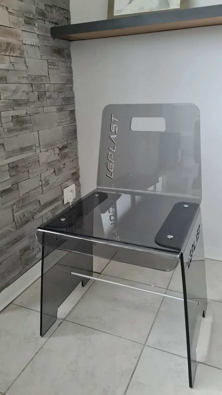Sedia in plexiglass fumé realizzata su misura