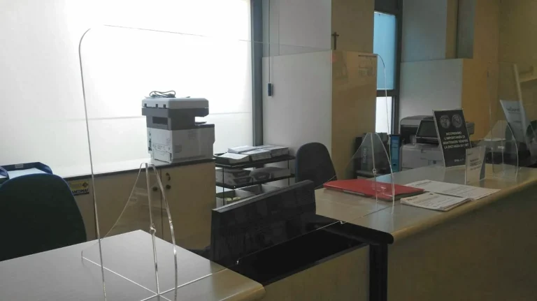 Barriera parafiato in plexiglass realizzata da LGPLAST — foto 5