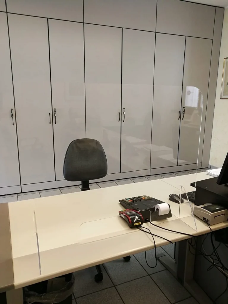 Barriera parafiato in plexiglass realizzata da LGPLAST — foto 6