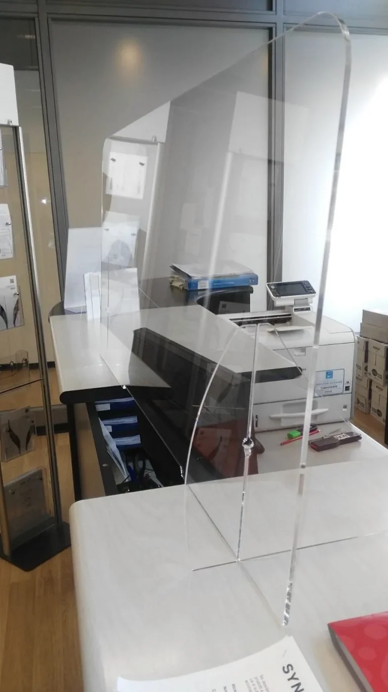 Barriera parafiato in plexiglass realizzata da LGPLAST — foto 9
