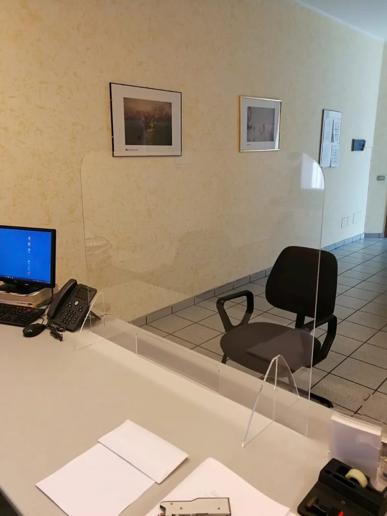 Barriera parafiato in plexiglass realizzata da LGPLAST — foto 10