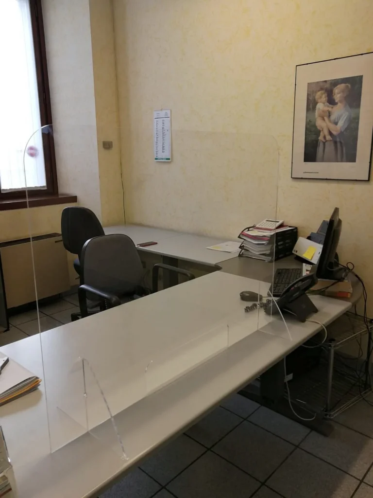 Barriera parafiato in plexiglass realizzata da LGPLAST — foto 11