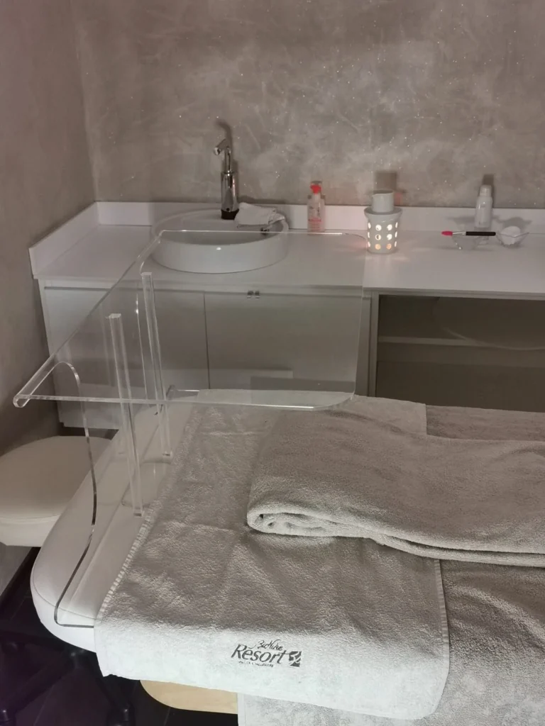 Barriera parafiato in plexiglass realizzata da LGPLAST — foto 15