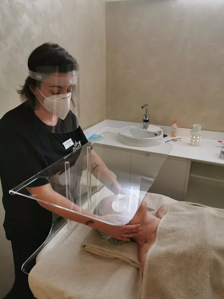 Barriera parafiato in plexiglass realizzata da LGPLAST — foto 16