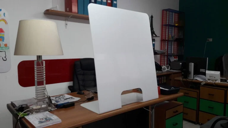 Barriera parafiato in plexiglass realizzata da LGPLAST — foto 17