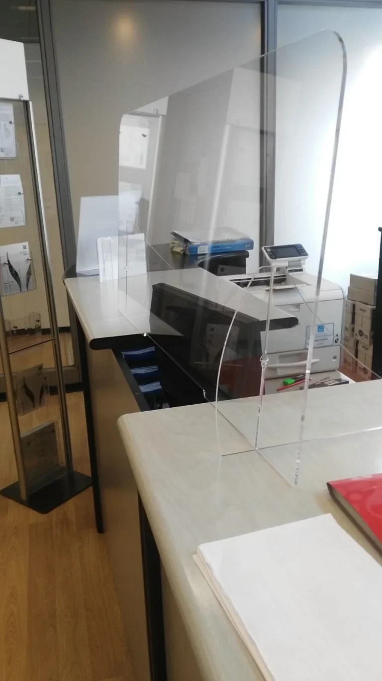 Barriera parafiato in plexiglass realizzata da LGPLAST — foto 18