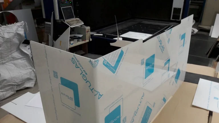 Barriere parafiato in plexiglass pronte per la consegna