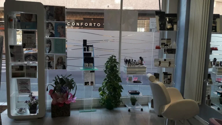 Arredo ed espositori in plexiglass per parrucchieri — LGPLAST — foto 2