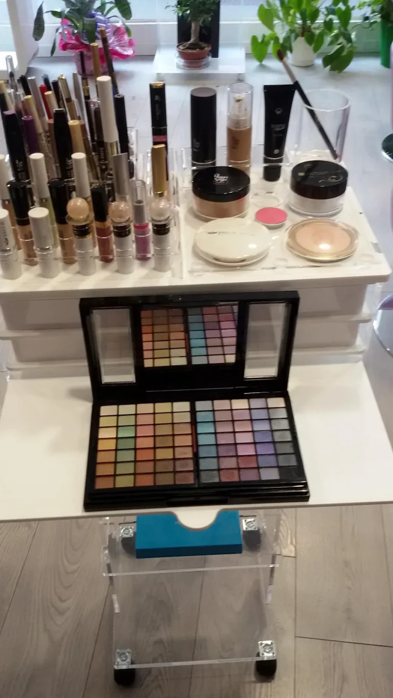 Arredo ed espositori in plexiglass per parrucchieri — LGPLAST — foto 18