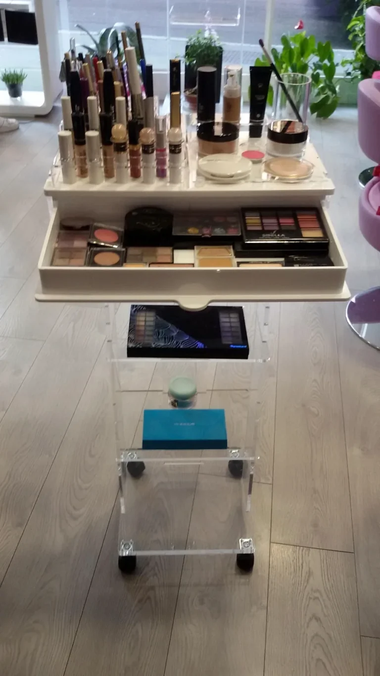 Arredo ed espositori in plexiglass per parrucchieri — LGPLAST — foto 19