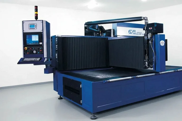 Macchina da taglio laser PLN Cutlite Penta nel reparto LGPLAST