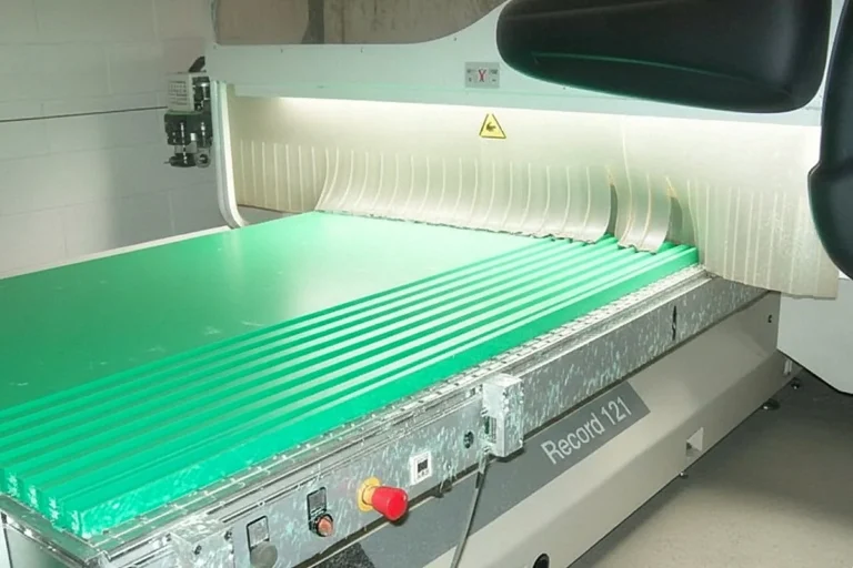 Profili verdi in materiale plastico appena fresati sul pantografo